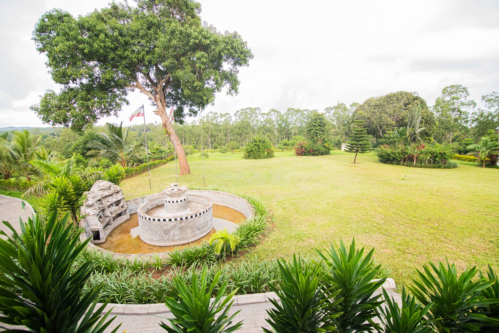 Landscaped gardens & fountain